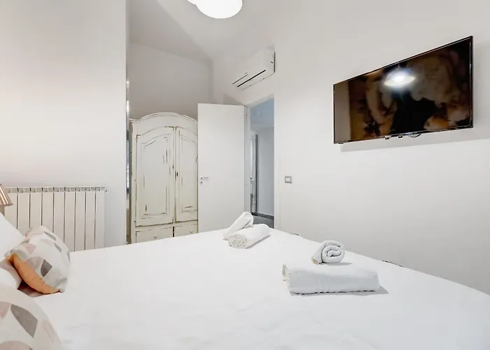 Trevi Fountain - Shabby - Romedreamhome *